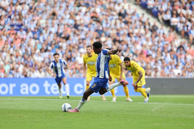 Samu não treme na marca do penálti e coloca o FC Porto na frente (vídeo)
