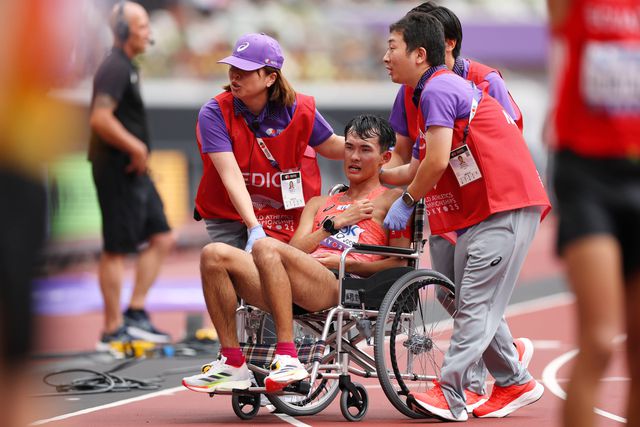 Vídeo: atleta desmaia e causa apreensão após prova nos Mundiais de Atletismo