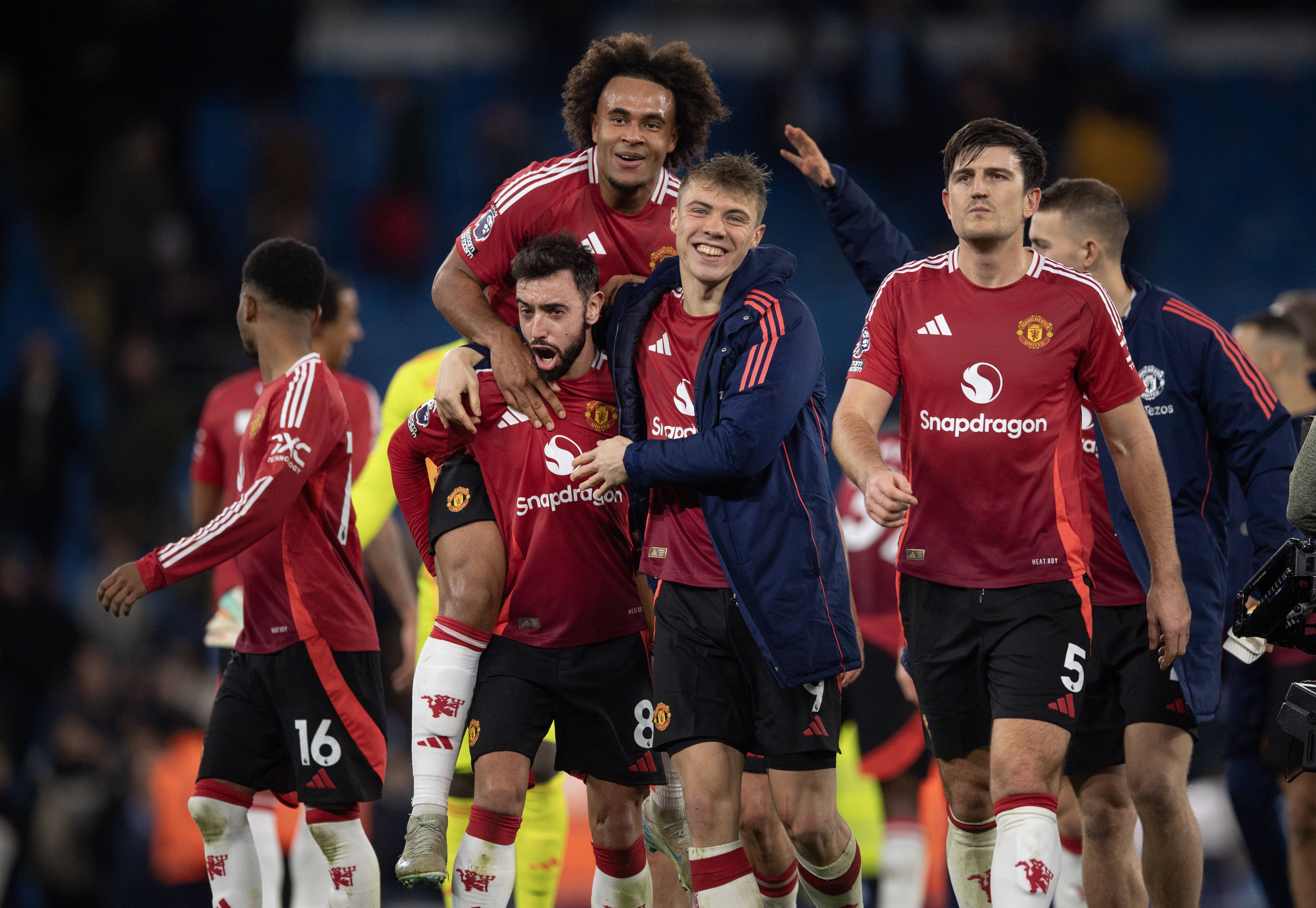 Man. City-Man. United (1-2) - 15 de dezembro de 2024: Bruno Fernandes celebra com Zirkzee e Hojlund, com Maguire ao lado, na 16.ª jornada da Premier League (Foto: IMAGO)