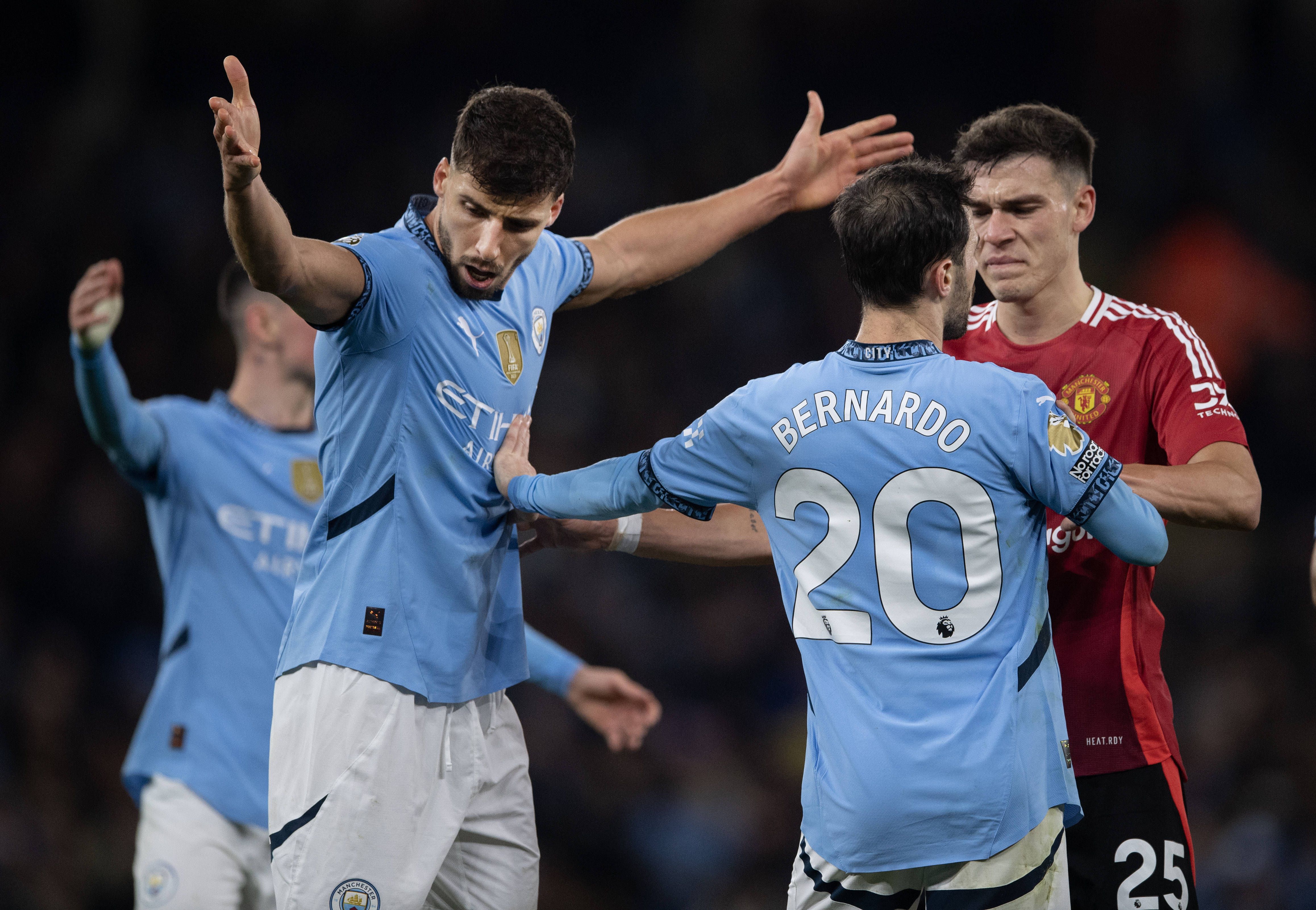 Man. City-Man. United (1-2) - 15 de dezembro de 2024: ex-benfiquistas Rúben Dias e Bernardo Silva frente ao ex-Sporting Ugarte, na 16.ª jornada da Premier League (Foto: IMAGO)