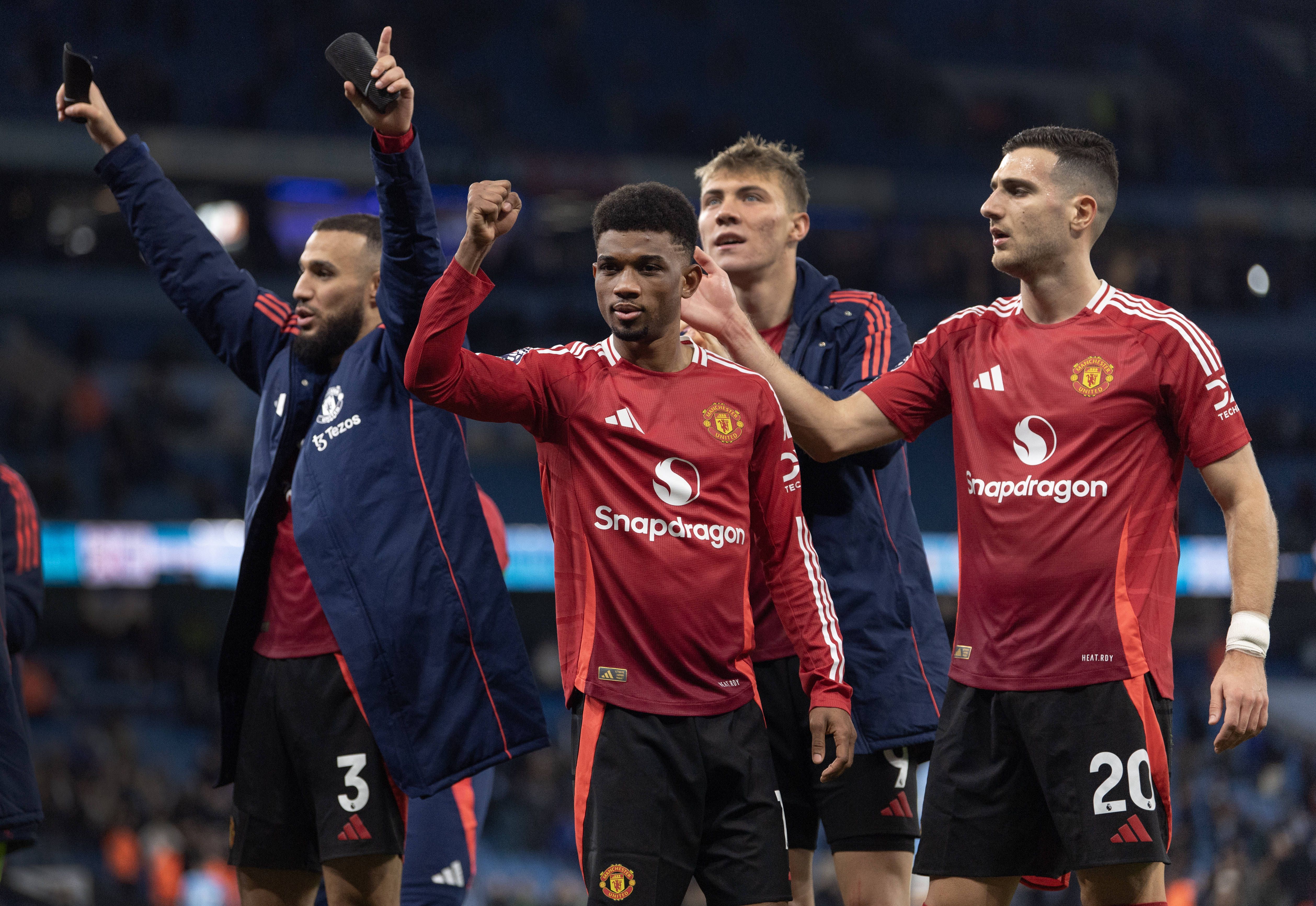 Man. City-Man. United (1-2) - 15 de dezembro de 2024: Diogo Dalot celebra com Diallo, na 16.ª jornada da Premier League (Foto: IMAGO)