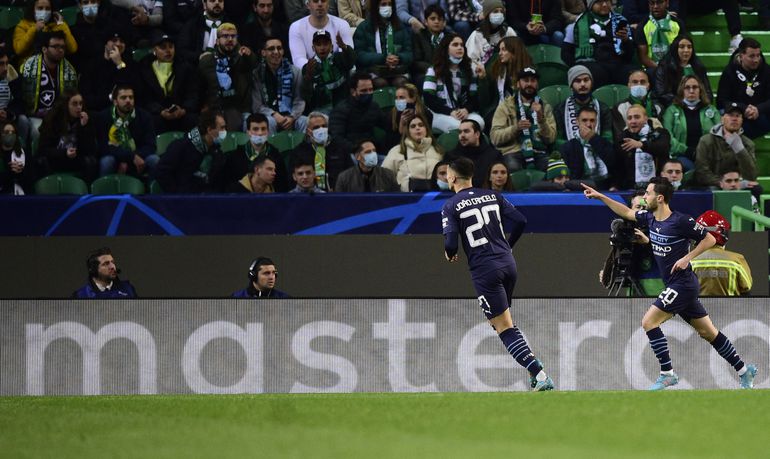 Sporting-Man. City (0-5) - 15 de fevereiro de 2022: Bernardo Silva, à direita, bisou na visita aos leões, para a primeira mão dos oitavos de final da UEFA Champions League (Foto: Sérgio Miguel Santos/A BOLA)