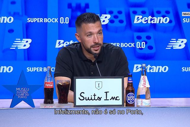 Farioli critica «epidemia à volta do futebol profissional»