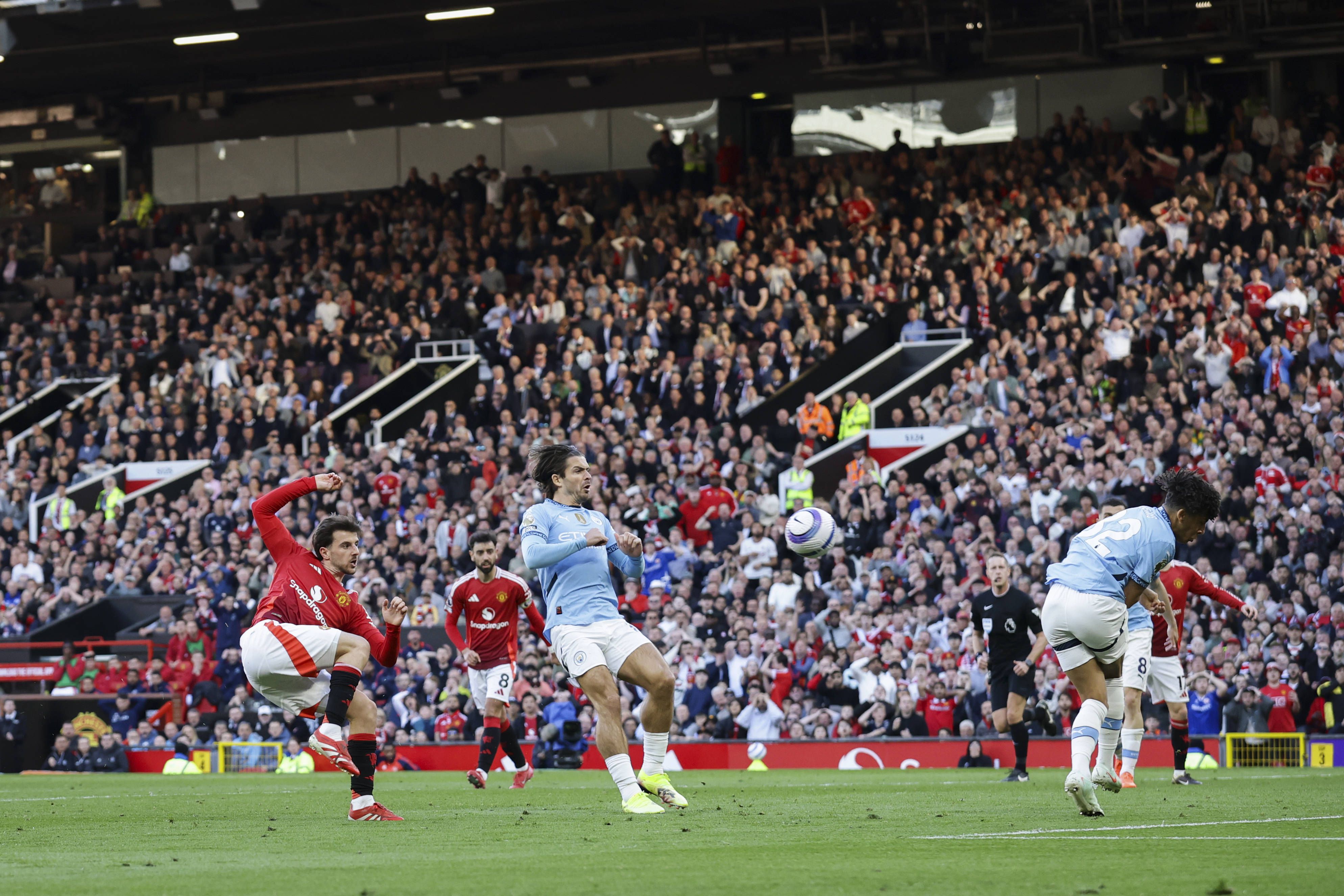 Man. United-Man. City (0-0) - 6 de abril de 2025: Remate de Mason Mount, na 31.ª ronda da Premier League (Foto: IMAGO)