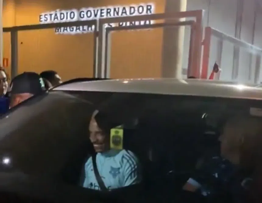 Matheus Pereira silencia claque... com canções!