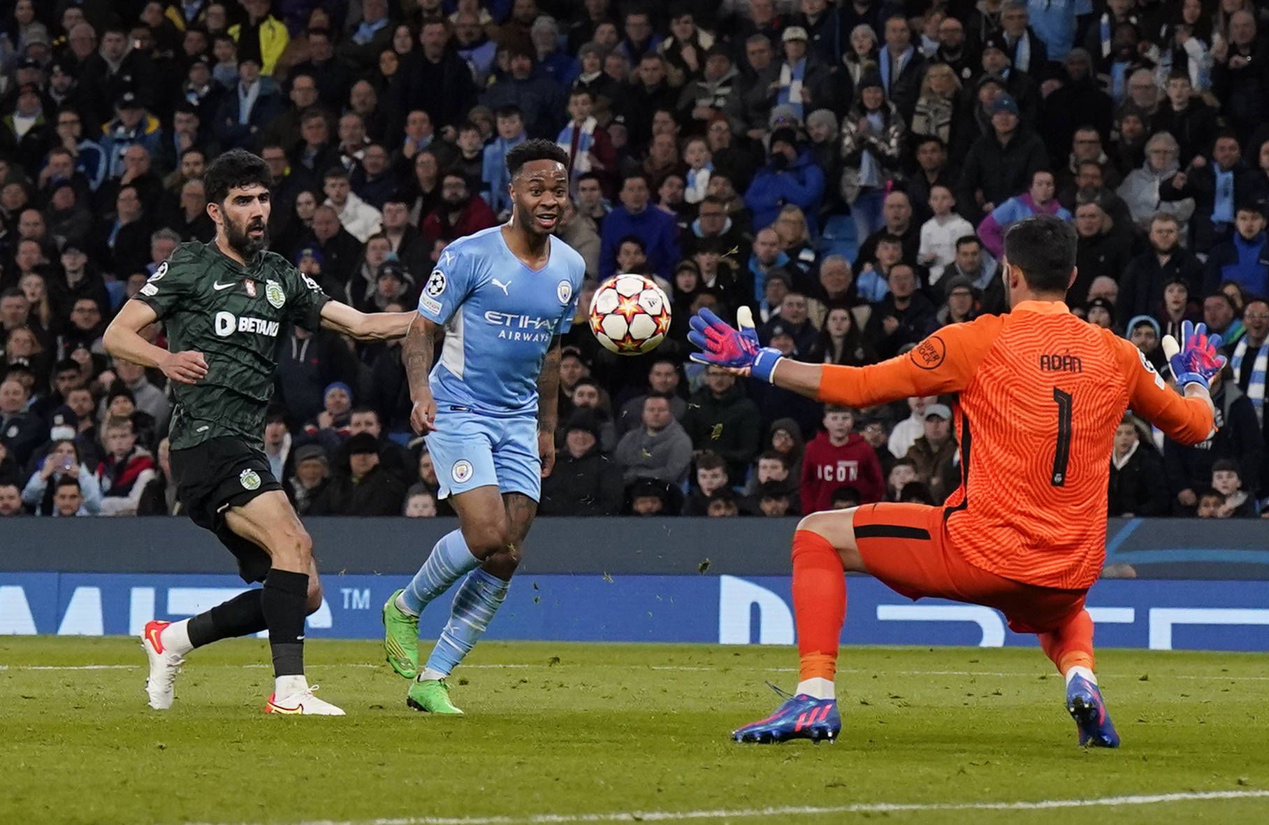Man. City-Sporting (0-0) - 9 de março de 2022: Antonio Adán, que manteve baliza a zeros, trava Sterling, na segunda mão dos oitavos de final da UEFA Champions League (Foto: IMAGO)