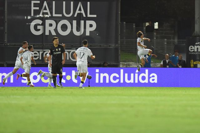 VÍDEO: Kochorashvili fica a ‘dormir’ e Gustavo Sá dá vantagem ao Famalicão