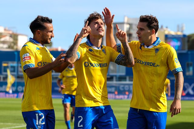 Ricard Sánchez (ao centro) apontou o terceiro golo dos canarinhos na receção aos avenses (Foto: Miguel A. Lopes/LUSA)