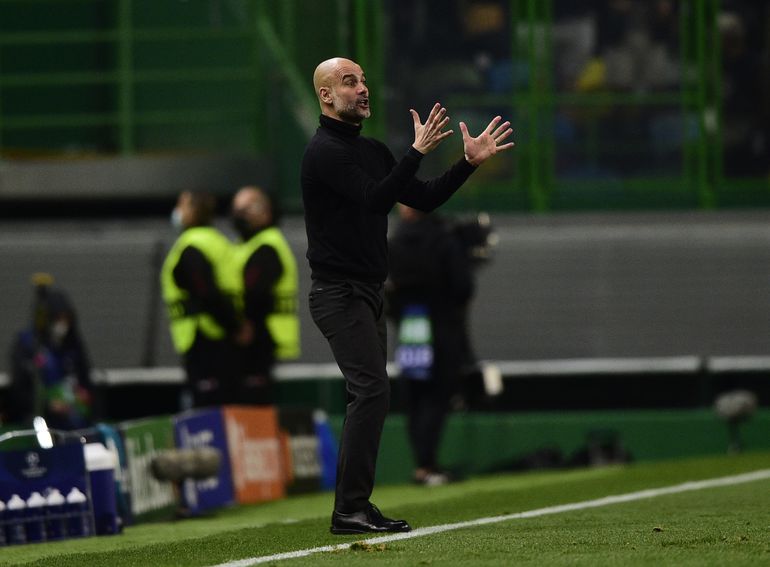 Sporting-Man. City (0-5) - 15 de fevereiro de 2022: Pep Guardiola faz gestos para o relvado de Alvalade, na primeira mão dos oitavos de final da UEFA Champions League (Foto: Sérgio Miguel Santos/A BOLA)