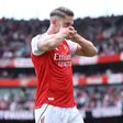 Viktor Gyokeres faz a máscara depois de marcar pelo Arsenal