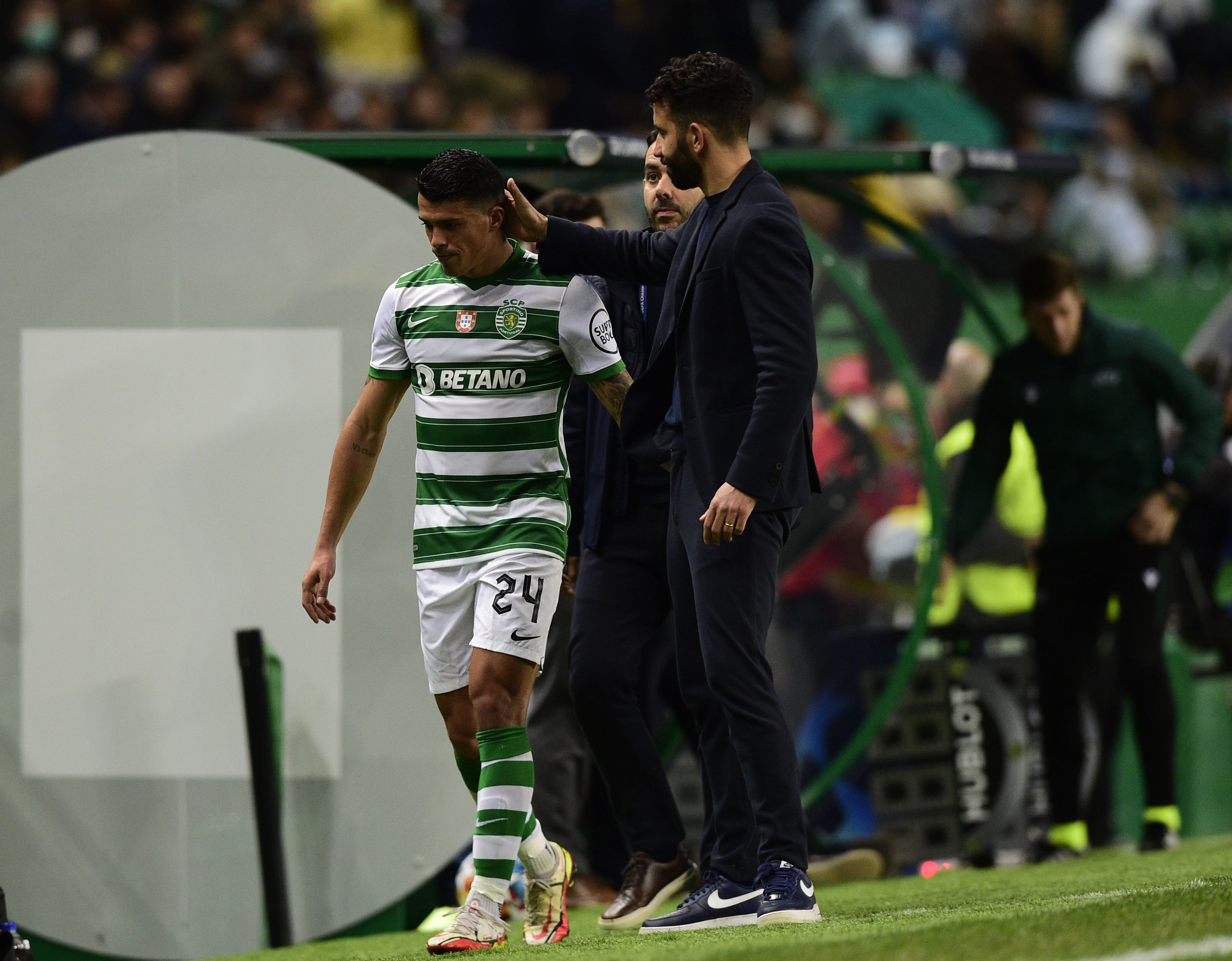 Sporting-Man. City (0-5) - 15 de fevereiro de 2022: Ruben Amorim cumprimenta Pedro Porro, na primeira mão dos oitavos de final da UEFA Champions League (Foto: Sérgio Miguel Santos/A BOLA)