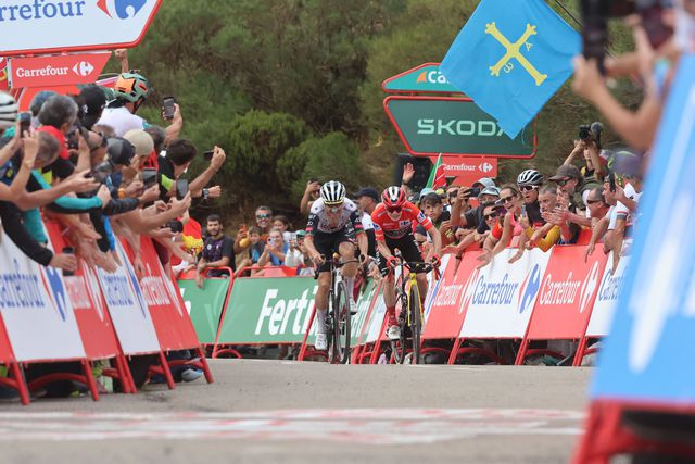 Rivais só em cima da bicicleta: João Almeida e Vingegaard trocam abraço emotivo (vídeo)