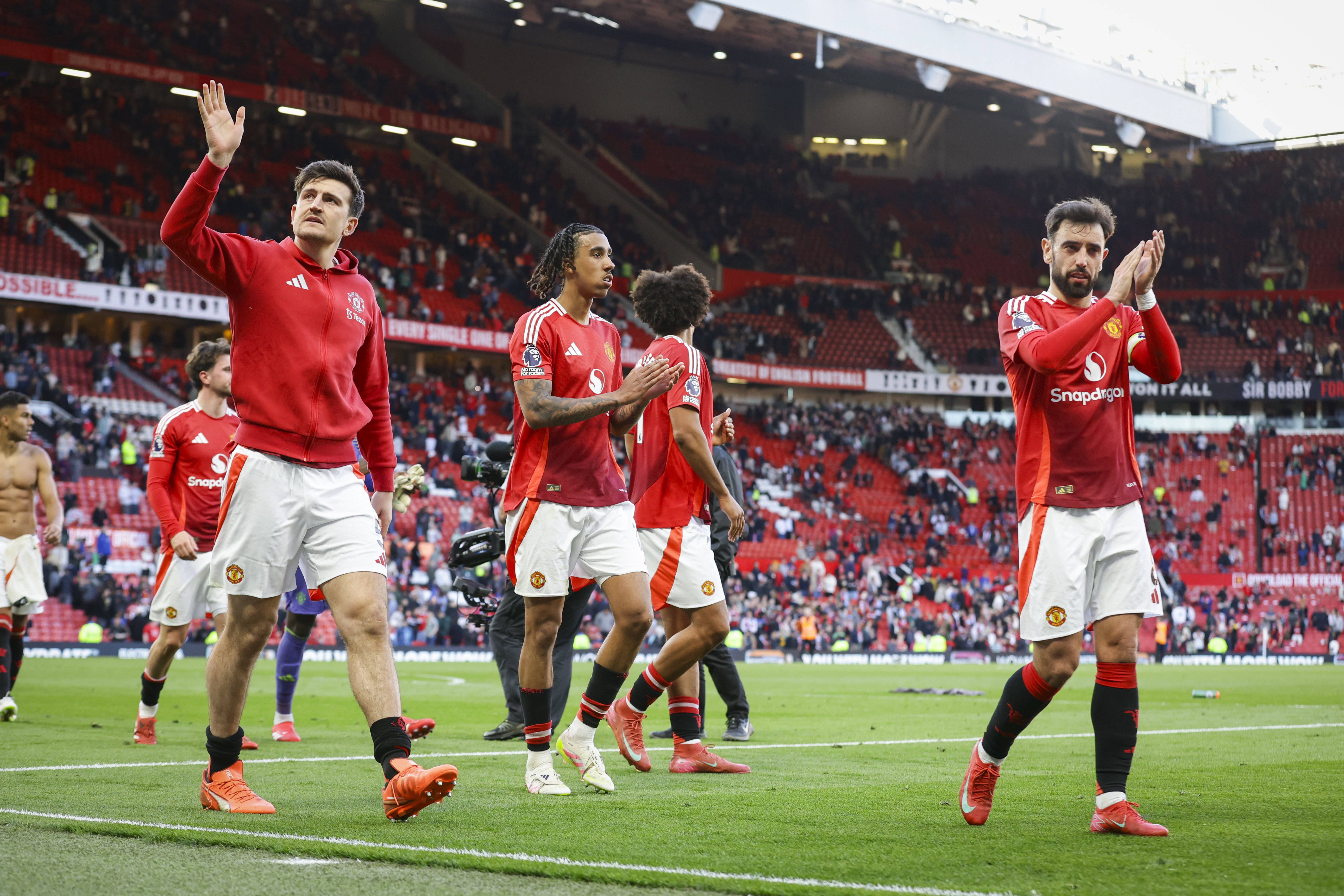 Man. United-Man. City (0-0) - 6 de abril de 2025: Bruno Fernandes e Maguire agradecem aos adeptos dos 'red devils', na 31.ª ronda da Premier League (Foto: IMAGO)