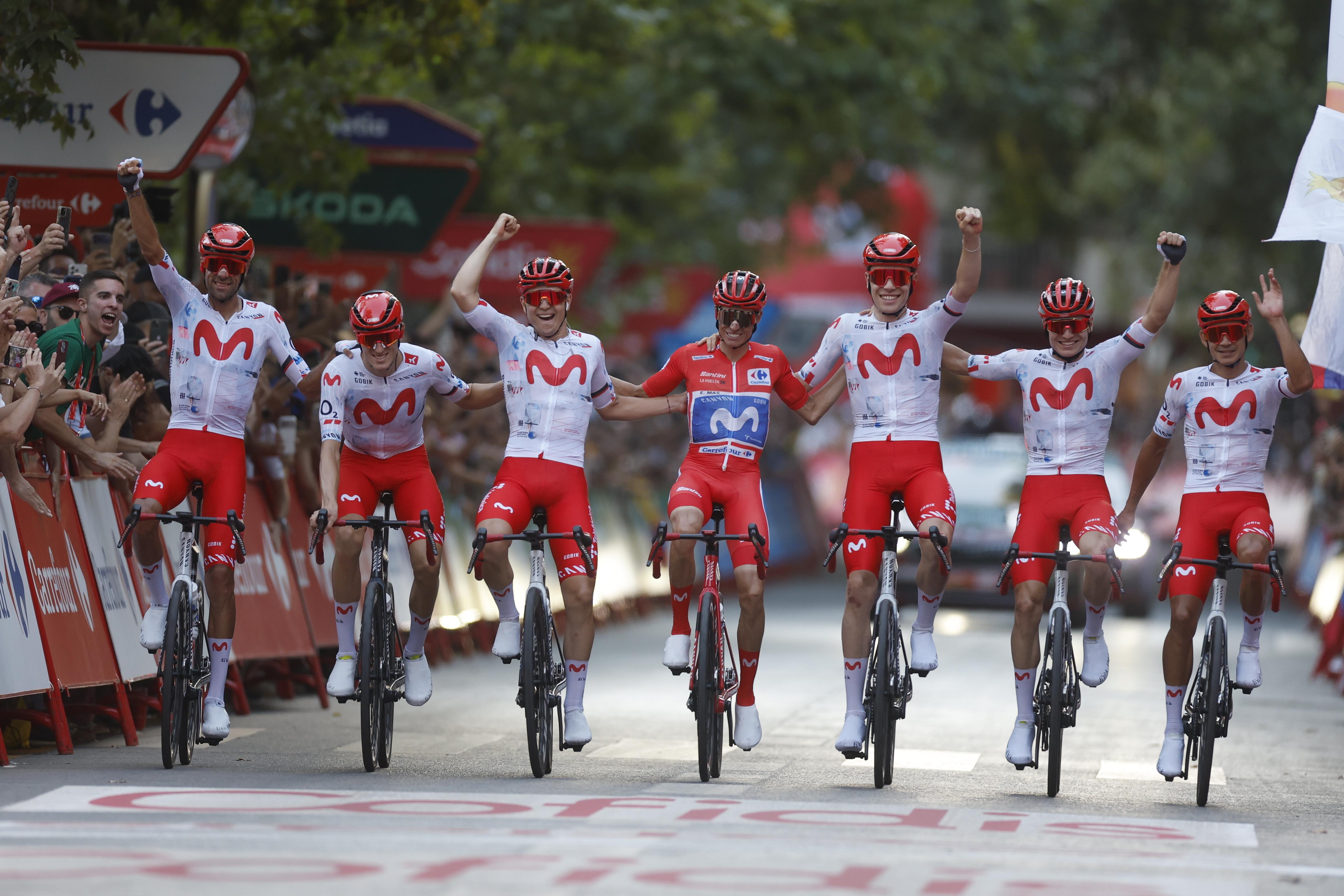 Equipa da Movistar a cortar a última meta da Vuelta 2026    Fotografia Javier Lizon/Lusa