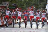 Equipa da Movistar a cortar a última meta da Vuelta 2026    Fotografia Javier Lizon/Lusa