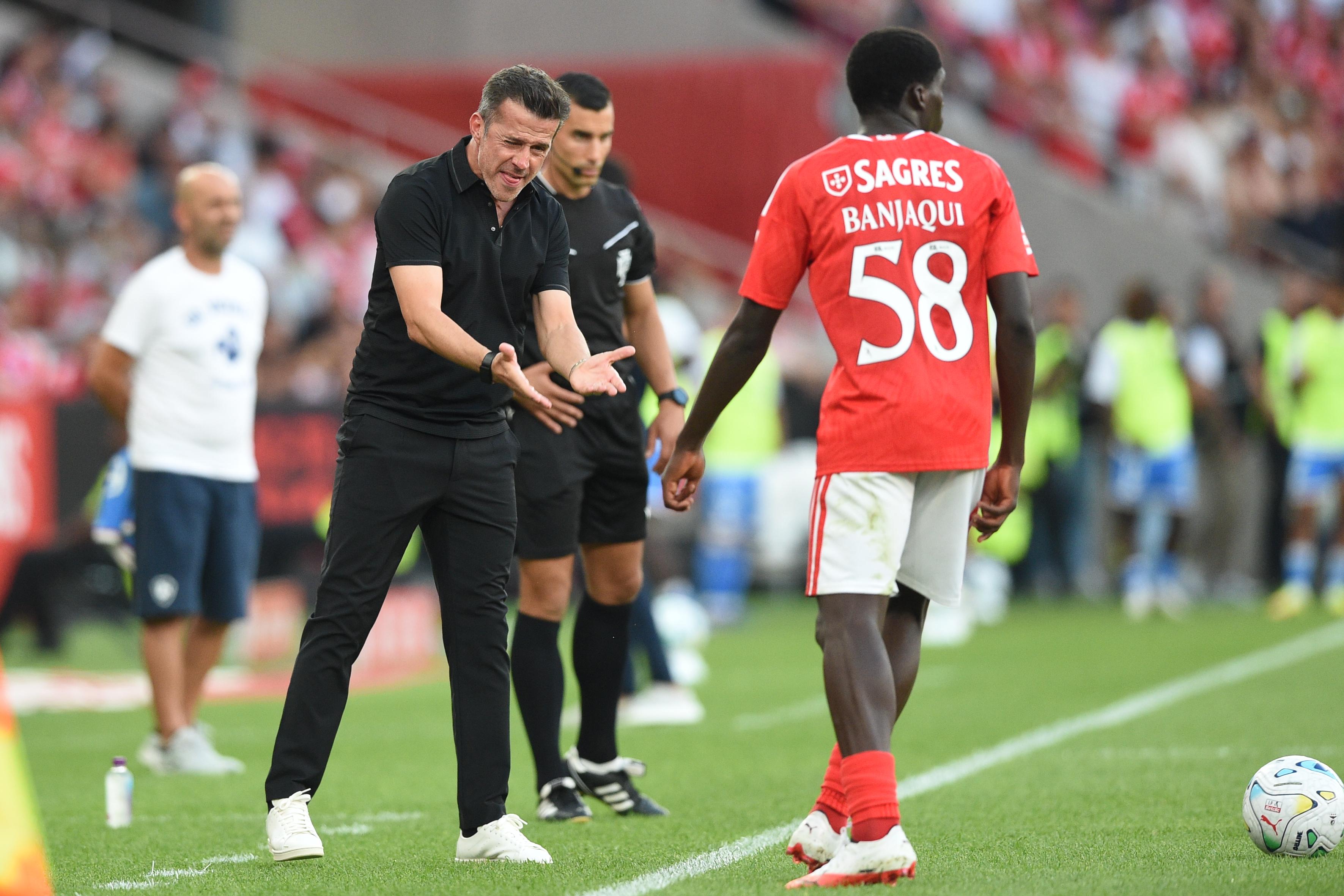Marco Silva pede a Banjaqui para se apressar a repor a bola em jogo — Foto: Sérgio Miguel Santos