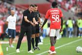 Marco Silva pede a Banjaqui para se apressar a repor a bola em jogo — Foto: Sérgio Miguel Santos