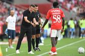 Marco Silva pede a Banjaqui para se apressar a repor a bola em jogo — Foto: Sérgio Miguel Santos