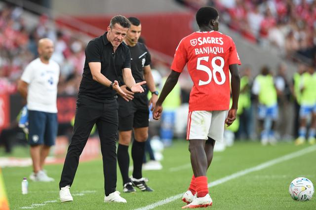 Marco Silva pede a Banjaqui para se apressar a repor a bola em jogo — Foto: Sérgio Miguel Santos