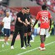 Marco Silva pede a Banjaqui para se apressar a repor a bola em jogo — Foto: Sérgio Miguel Santos