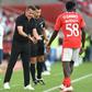 Marco Silva pede a Banjaqui para se apressar a repor a bola em jogo — Foto: Sérgio Miguel Santos