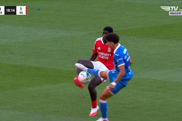 Entrada de Gil Martins sobre Banjaqui - Foto: SL Benfica
