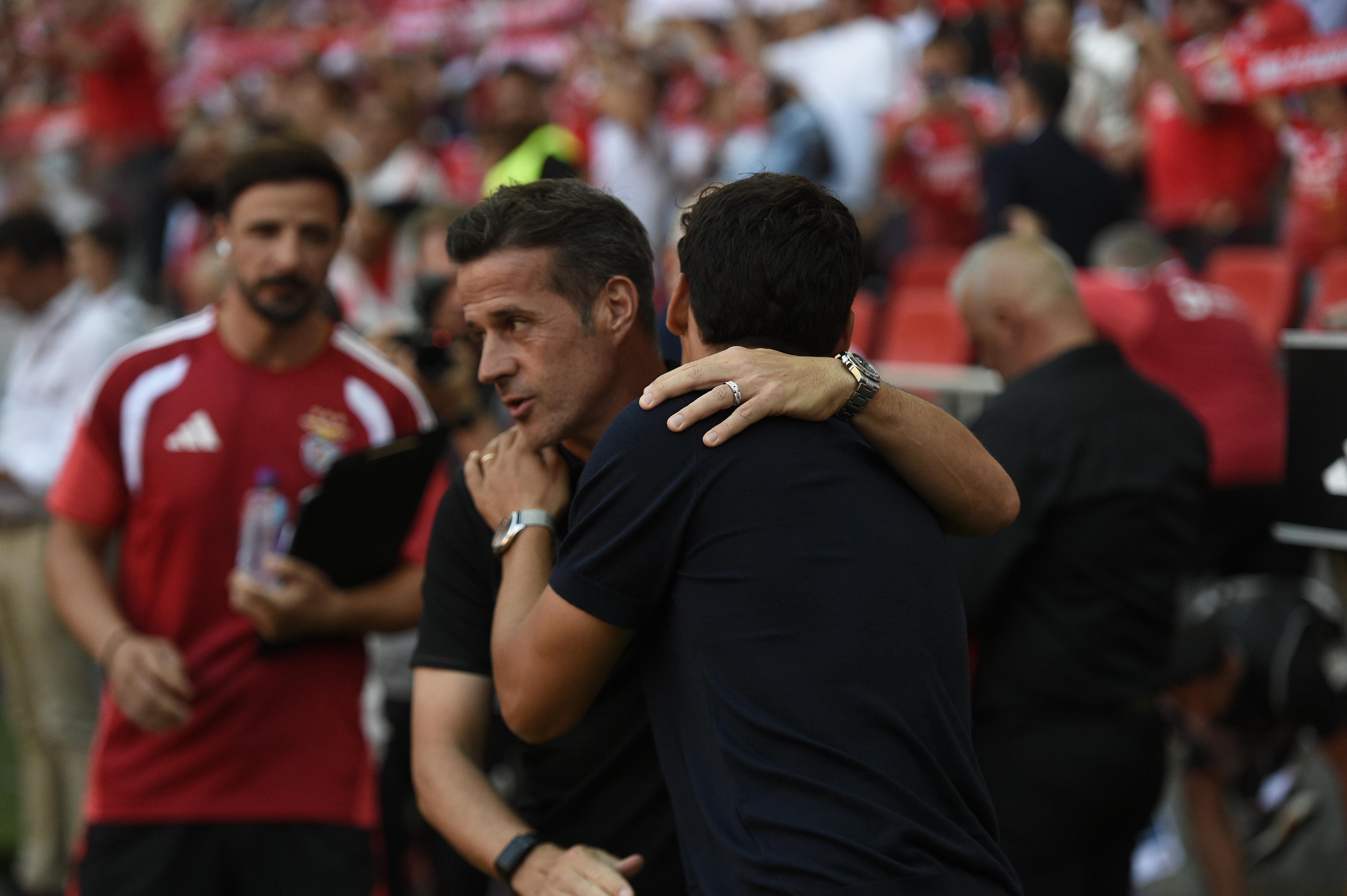 Cumprimento entre Marco Silva e Luís Pinto - Foto: Sérgio Miguel Santos