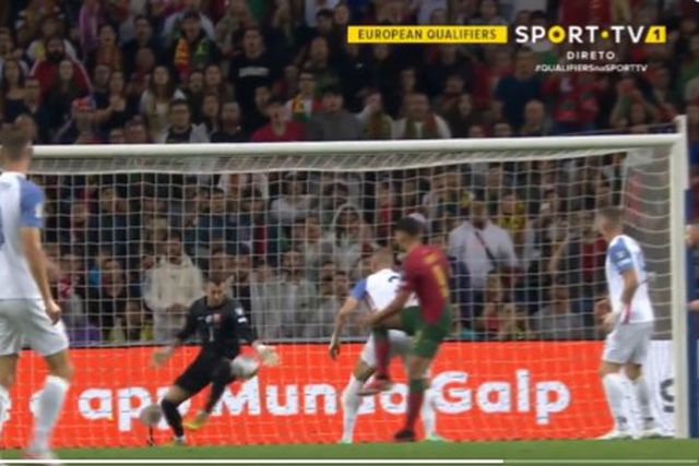 VÍDEO: Que defesa de Drubavka a negar o 2-0 a Portugal!