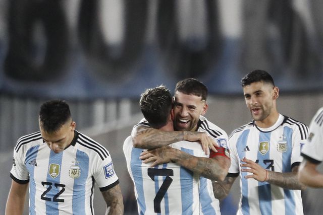 Otamendi radiante e com apoio de Di María