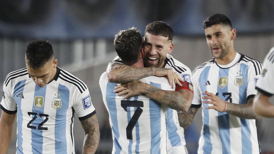 Otamendi radiante e com apoio de Di María