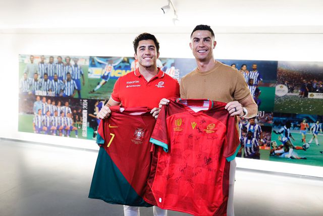 FOTOS: Cristiano Ronaldo troca camisola com capitão da seleção de râguebi