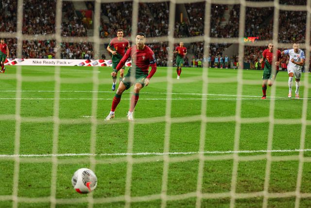 VÍDEO: Ronaldo marca de penálti e Portugal aumenta a vantagem