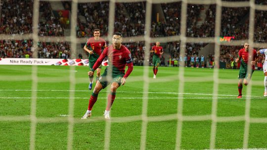 VÍDEO: Ronaldo marca de penálti e Portugal aumenta a vantagem