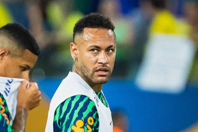 Vídeo: Neymar ficou furioso e respondeu a quem lhe atirou balde de pipocas