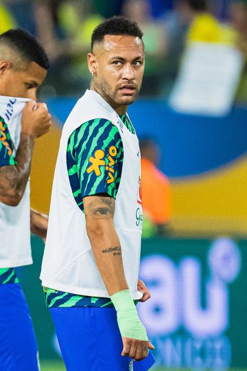 Vídeo: Neymar ficou furioso e respondeu a quem lhe atirou balde de pipocas