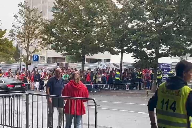 Vídeo: adeptos esperam Seleção à chuva