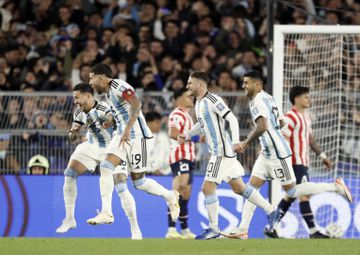 Messi bisa nos ferros e Otamendi dá a vitória à Argentina diante do Paraguai