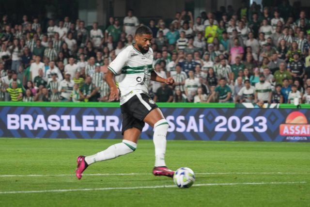 Colegas de Slimani e Samaris no Coritiba à cabeçada no balneário