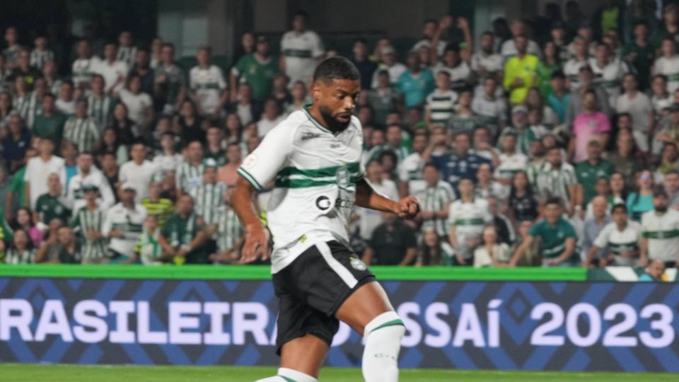 Colegas de Slimani e Samaris no Coritiba à cabeçada no balneário