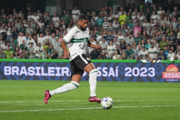 Colegas de Slimani e Samaris no Coritiba à cabeçada no balneário