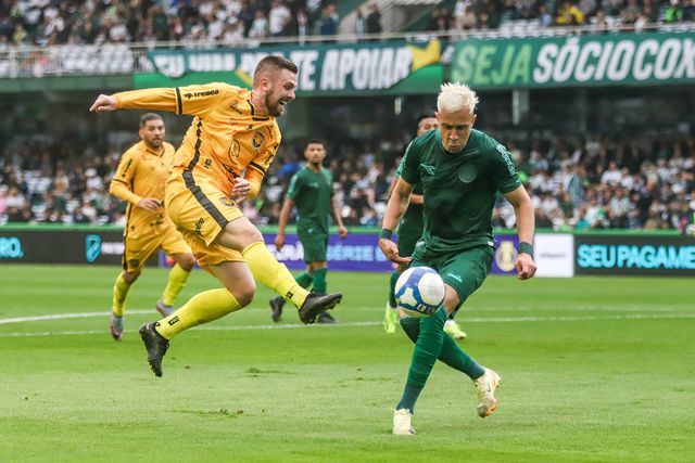 Adepto cai da bancada no Brasil e é levado para o hospital