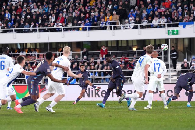 VÍDEO: o golaço de Arnold que lhe valeu 600 euros