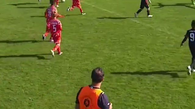 Guarda-redes pega na bola, finta adversários e vai até à baliza marcar