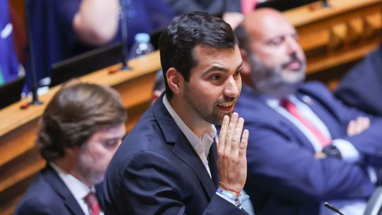 Deputado da IL defende venda de álcool nos estádios portugueses