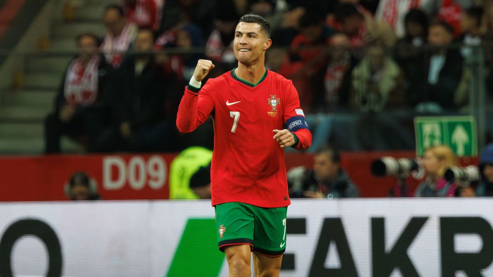 Vídeo: Cristiano Ronaldo bisa de bicicleta e Portugal goleia