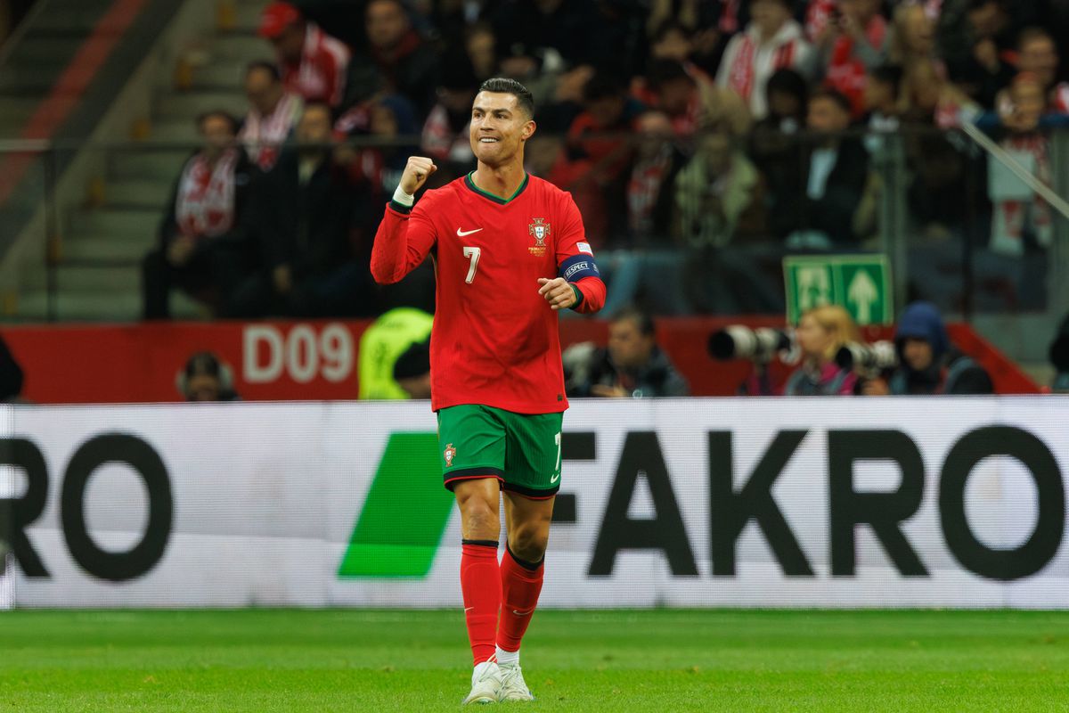 Vídeo: Cristiano Ronaldo bisa de bicicleta e Portugal goleia