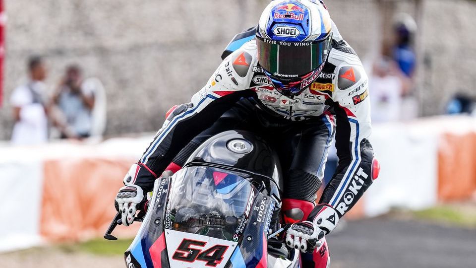 Toprak vence corrida de Superbikes no Estoril depois de 'momento' histórico