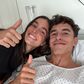Marc Márquez, na imagem com a namorada, a modelo Gemma Pinto, recupera de cirurgia ao ombro