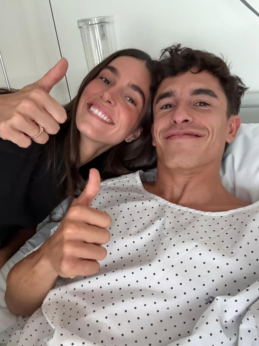Marc Márquez, na imagem com a namorada, a modelo Gemma Pinto, recupera de cirurgia ao ombro