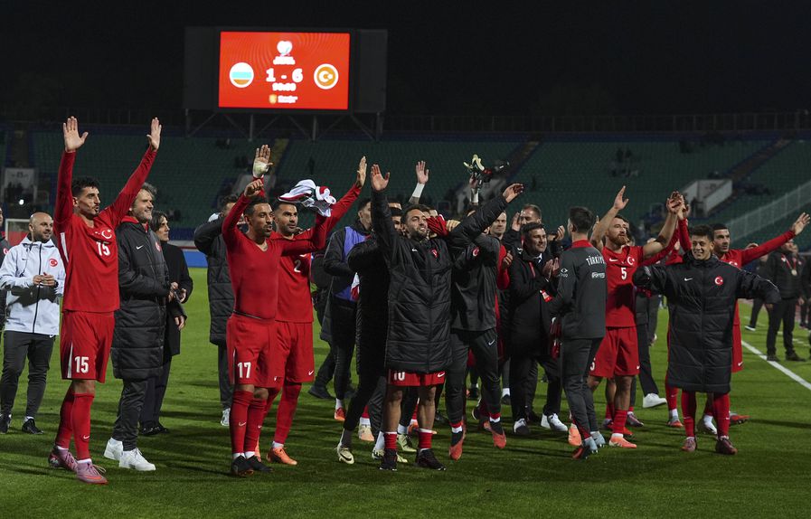 Equipa da Turquia depois da goleada sobre a Bulgária. Foto. Imago